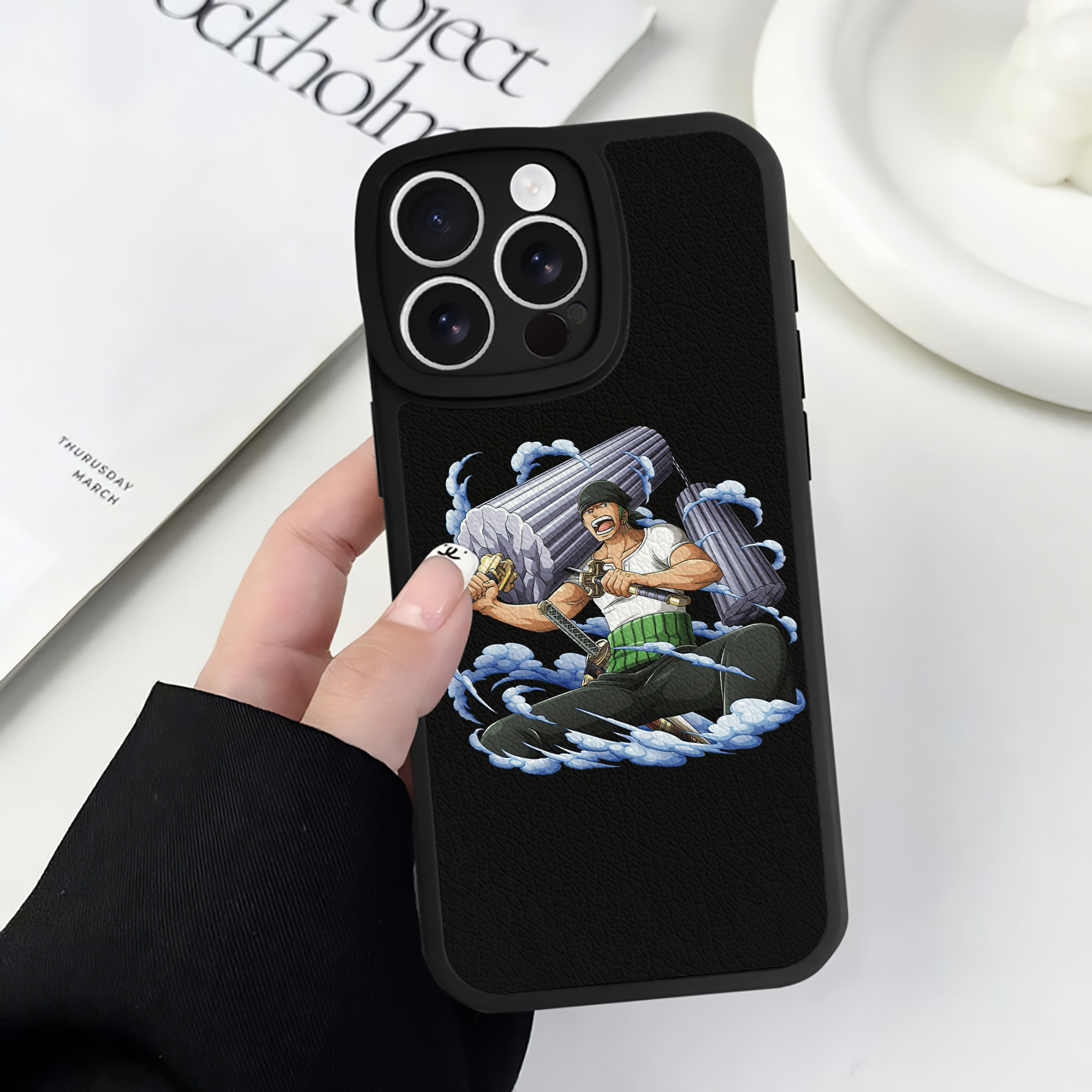 （画像用） ワンピース ロロノア・ゾロ ONE PIECE Roronoa Zoro 【iPhone 16シリーズ対応】シリコンスマホケース（レザー調） 材質：シリコン